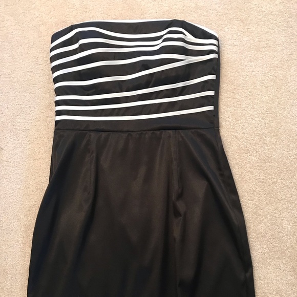 Dresses & Skirts - Black and white strapless dress